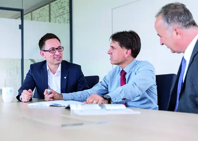 Sascha Karhöfer of Bayer, Dr. Bernhard Hladik of SCHOTT, and Stephan Küpper-Brennberger of SCHOTT