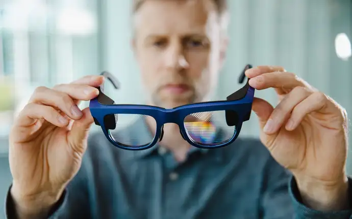 Man holding smart glasses from SCHOTT