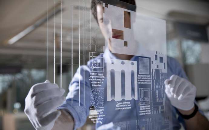 Un hombre sostiene un panel de vidrio estructurado ultrafino FLEXINITY® connect 