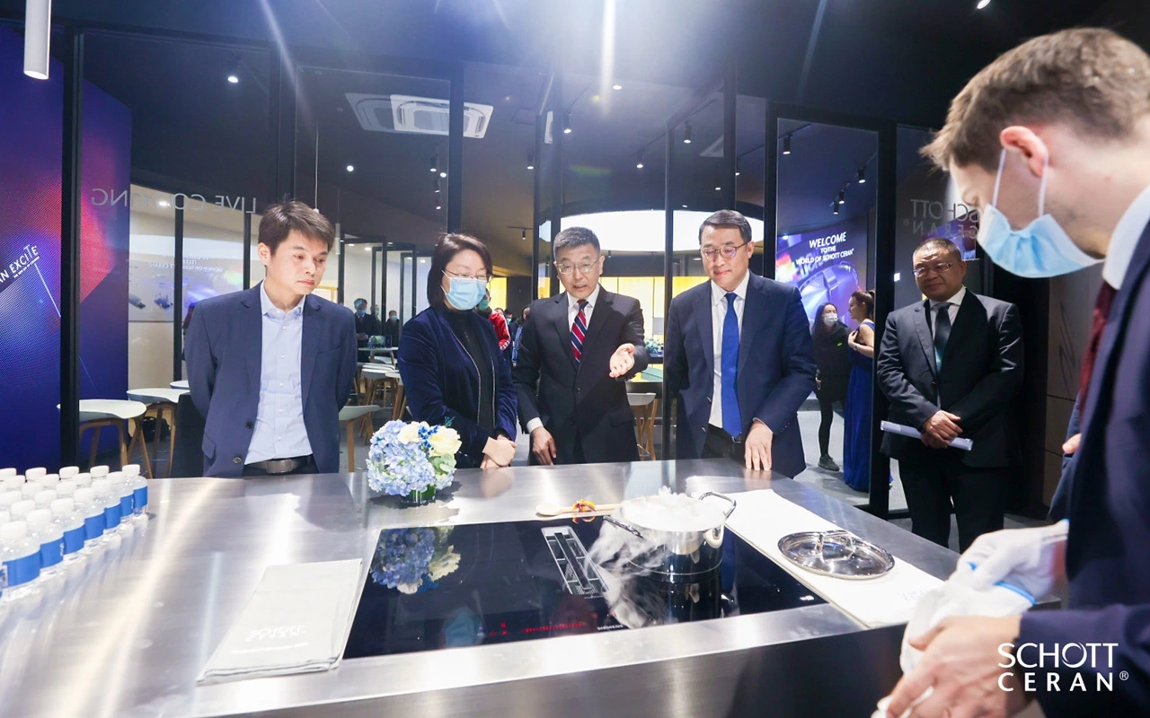 肖特同事及客户参观赛兰®苏州新展厅