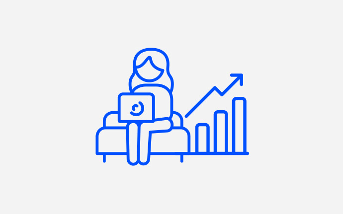 Eine Illustration zeigt eine Person mit Laptop auf einem Sofa und daneben ein ansteigendes Balkendiagramm.