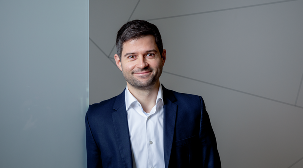 Portrait of Robert Lindner, Global Product Manager SCHOTT adaptiQ®