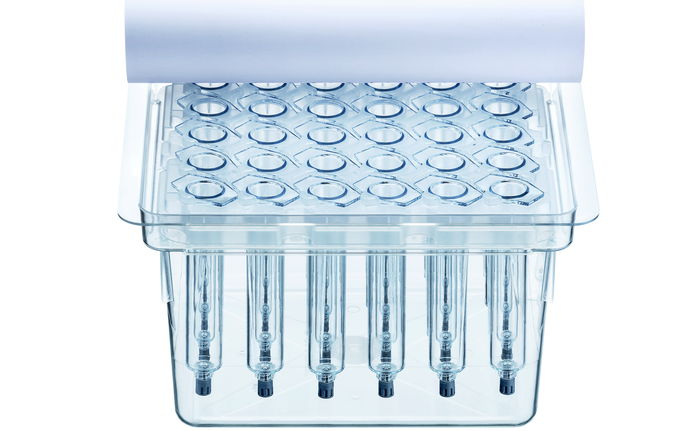 Pre-sterilized SCHOTT TOPPAC® infuse syringes in nest and tub packaging