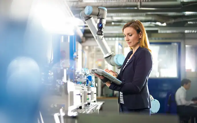 Technik při práci na tabletu v laboratoři