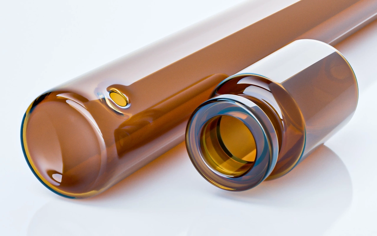 Ein braunes EVERIC® lyo & amber Fläschchen sowie ein braunes Pharmarohrglas.