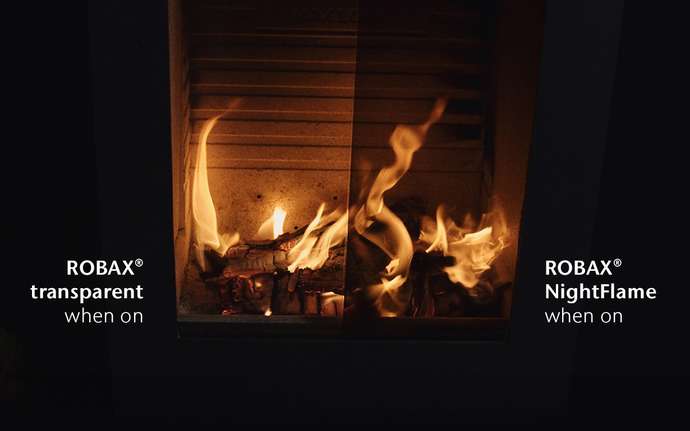Holzkamin, der den Unterschied zwischen SCHOTT ROBAX® und SCHOTT ROBAX® NightFlame Feuersichtscheiben im eingeschalteten Zustand zeigt