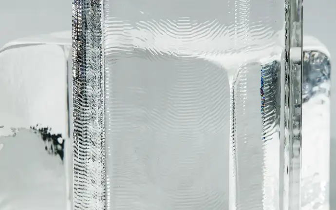 광학 유리의 투명한 블록 클로즈업