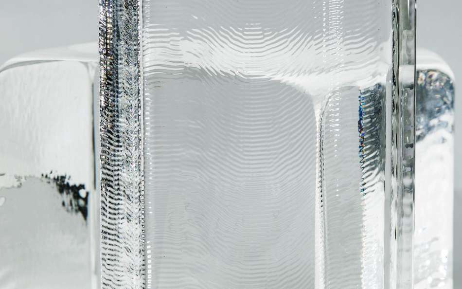 Gros plan sur un bloc transparent de verre optique