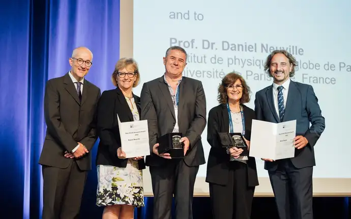 Two Woman and three man with Otto Schott Research Award 