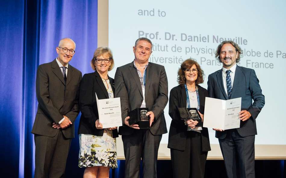 Two Woman and three man with Otto Schott Research Award	