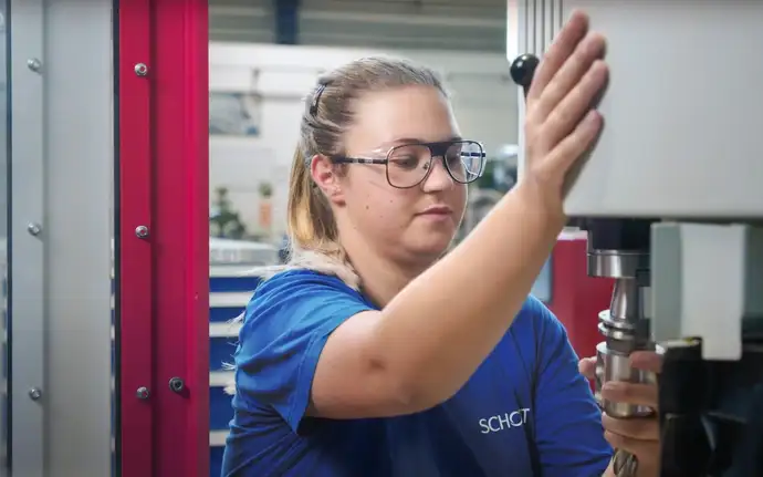 Junge SCHOTT Auszubildende beim Bedienen von Inspektionsgeräten