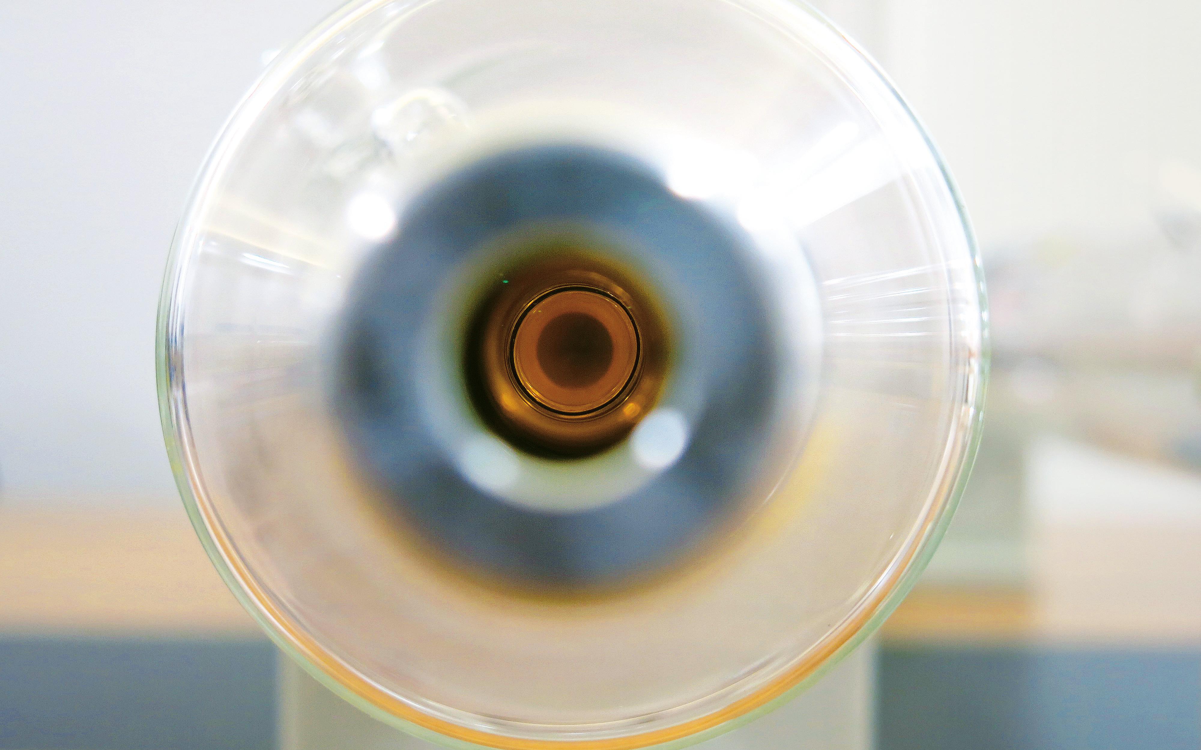 Vista frontal de un láser de CO2 con envolventes de tubo de vidrio borosilicato DURAN®