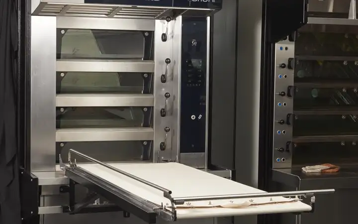 Professional oven featuring a door made with SCHOTT coated glass panels