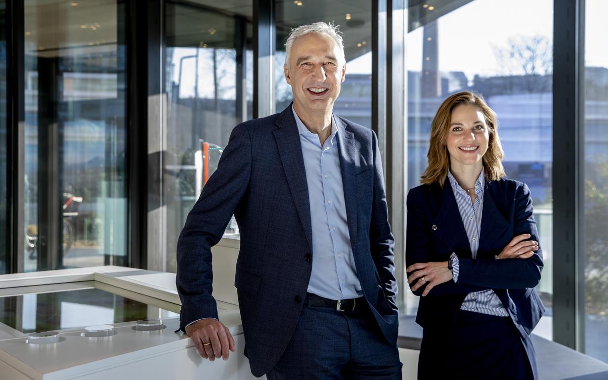 Mann und Frau in Businesskleidung - SCHOTT Pharma CEO Andreas Reisse und CFO Dr. Almuth Steinkühler