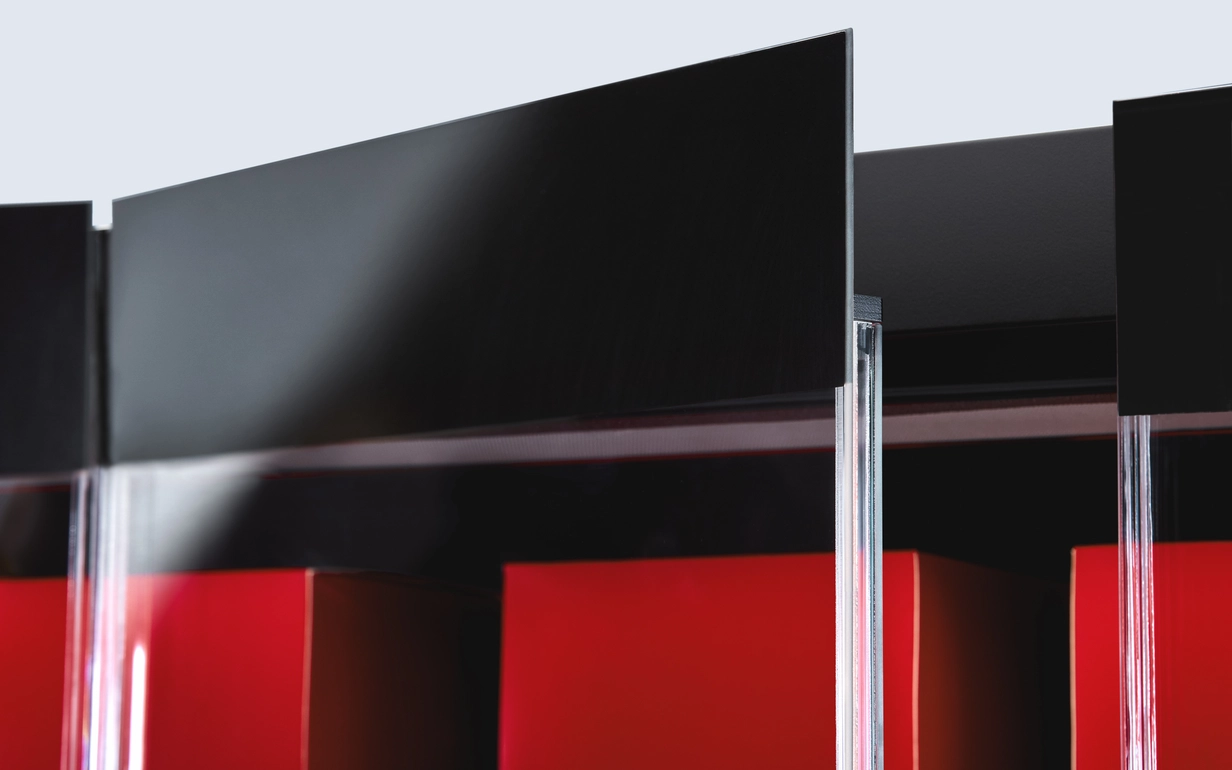 Ansicht Termofrost® Glastürsysteme für vertikale Kühl- und Tiefkühlmöbel mit alternativen Kopfblenden-Ausführung.