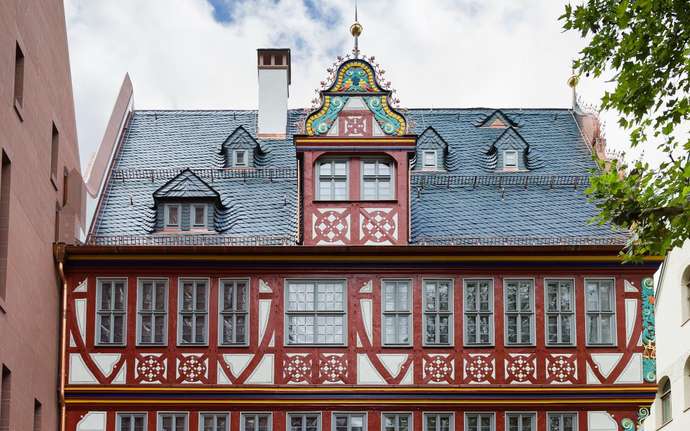 正面から見たドイツ、フランクフルトの黄金の天秤の家（Haus zur Goldenen Waage）