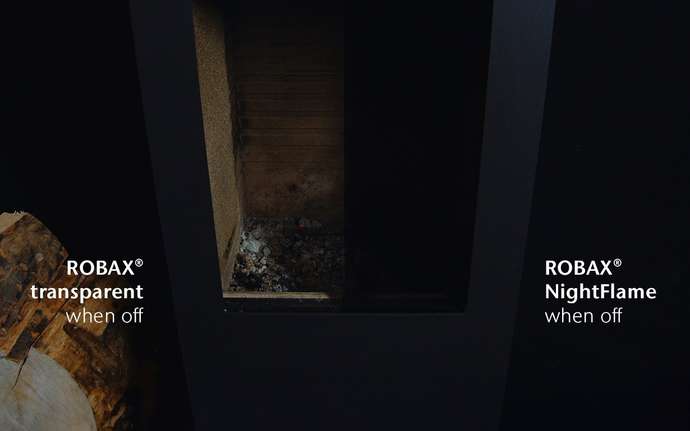 Holzkamin, der den Unterschied zwischen SCHOTT ROBAX® und SCHOTT ROBAX® NightFlame Feuersichtscheiben im ausgeschalteten Zustand zeigt
