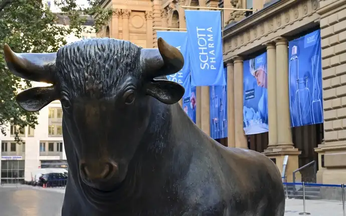 Bull in front of the Frankfurt Stock Exchange on the day of SCHOTT Pharma's IPO. With blue SCHOTT Pharma flags and banners.