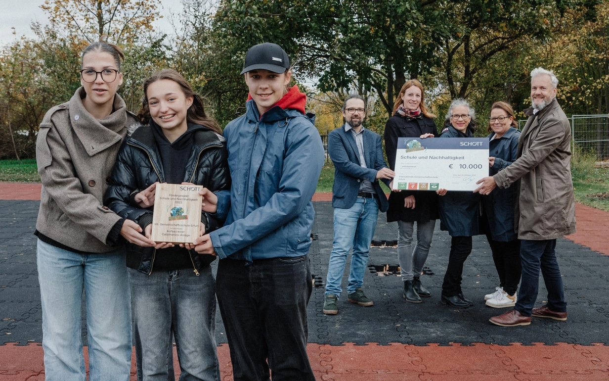 Übergabe des Förderpreises an die Internationale Gemeinschaftsschule Erfurt durch Vertreter der SCHOTT AG aus Jena.