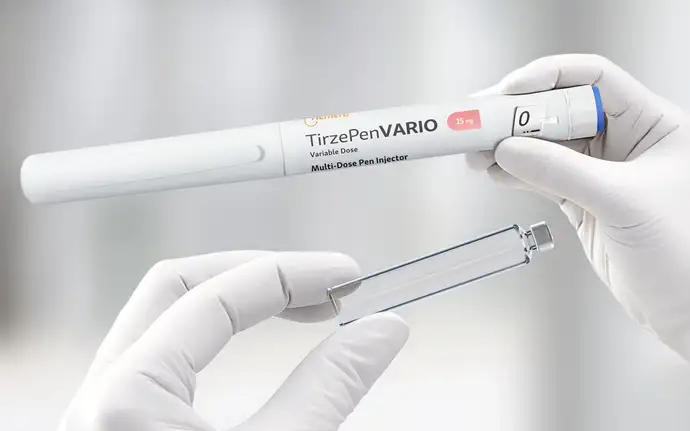 Hände in weißen Handschuhen halten ein Karpulensystem von und eine Pen‑Injektor‑Plattform