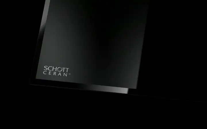 Ecke einer schwarzen Glaskeramik mit dem CERAN® Logo