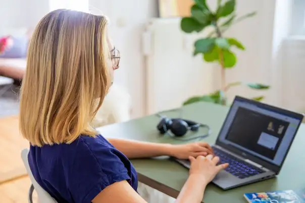 Eine Person arbeitet zuhause an einem Laptop