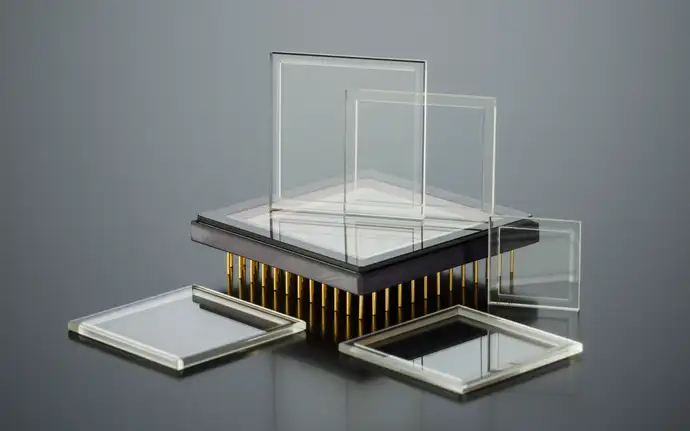 Series of SCHOTT® Cavity Caps around a photonic chip