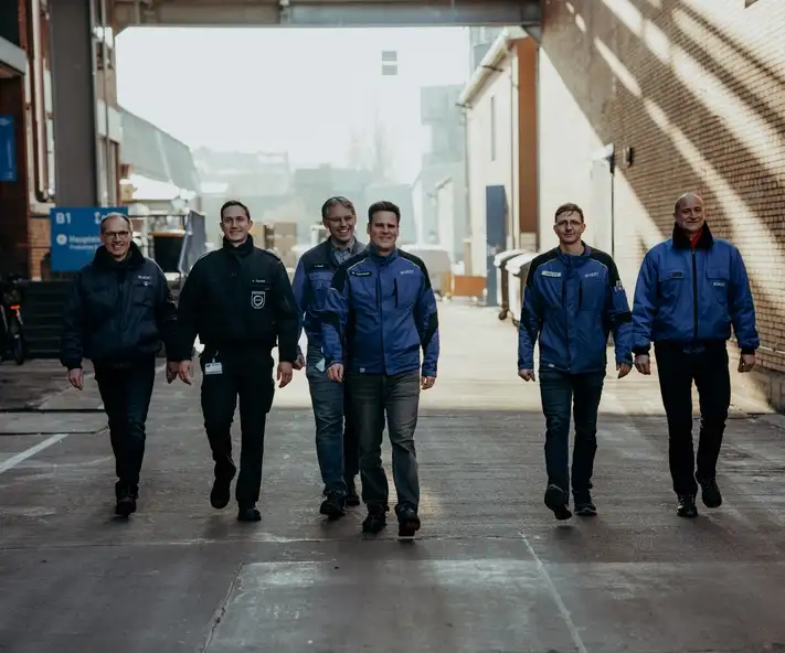 SCHOTT Employees in Mainz walking towards the camera