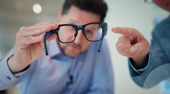 Holding AR Glasses featuring SCHOTT waveguides