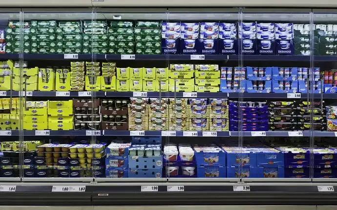 Kühlregal im Supermarkt mit Glastüren von SCHOTT