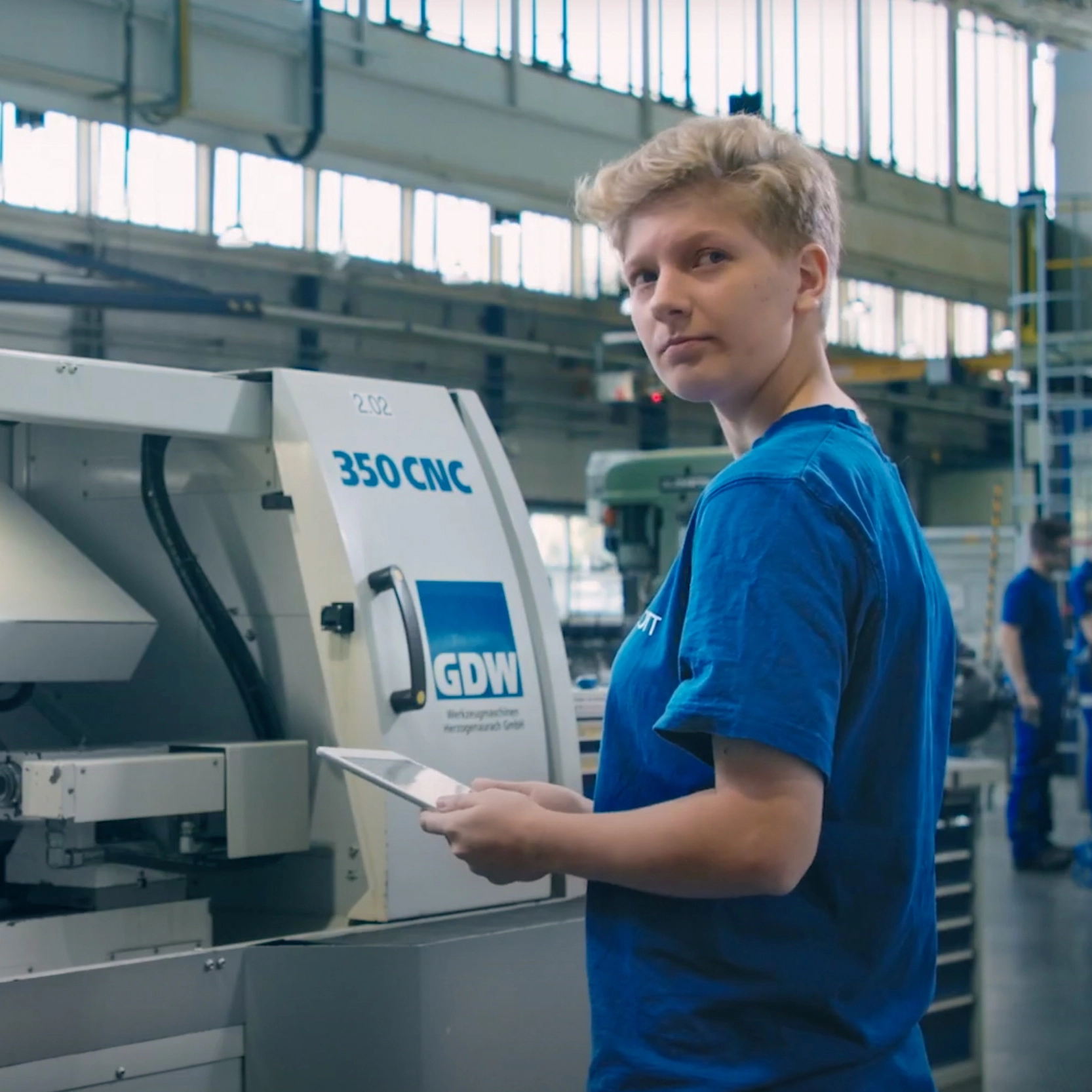 Junger Ingenieur bei der Bedienung einer technischen Maschine