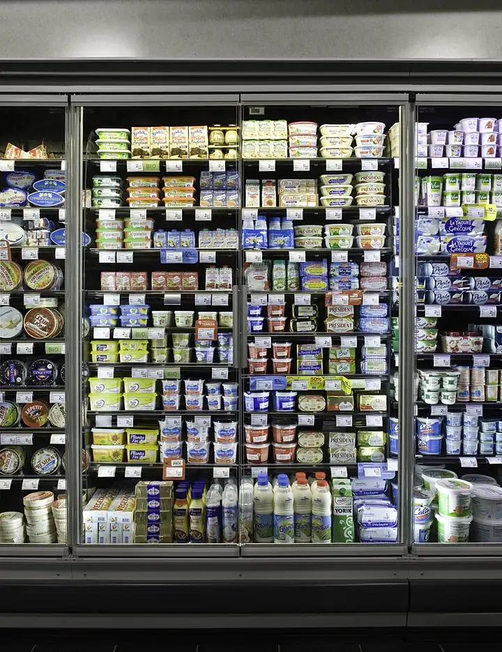 Front view of a store chiller cabinet with SCHOTT Termofrost® glass doors