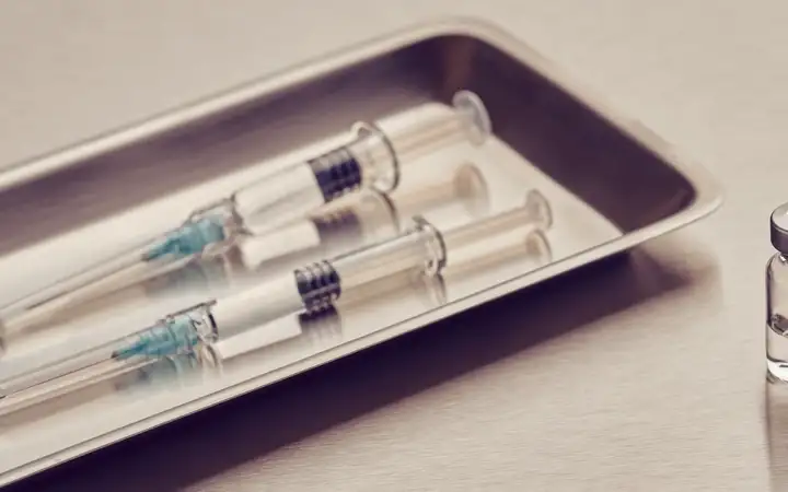 BrandImage_Syringes_WithHand_notmirrored.tif