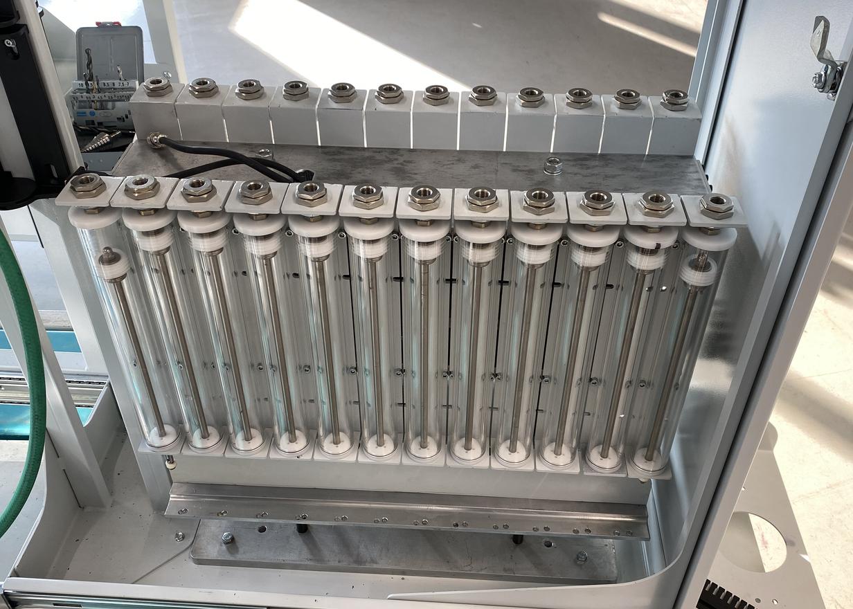 Máquina de mistura de tinta vazia mostrando tubos de vidro transparentes