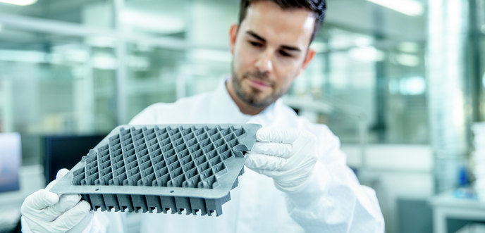 Hombres inspeccionando un nido prototipo en el laboratorio