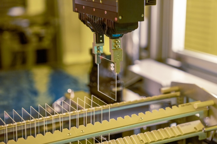 Blick in die Produktion (Reinraum). SCHOTT ist das erste Unternehmen, das den komplexen End-to-End-Prozess vom Glas bis zum Wellenleiter abdeckt.