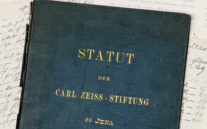 Carl-Zeiss-Sitftungstatut 앞 책들