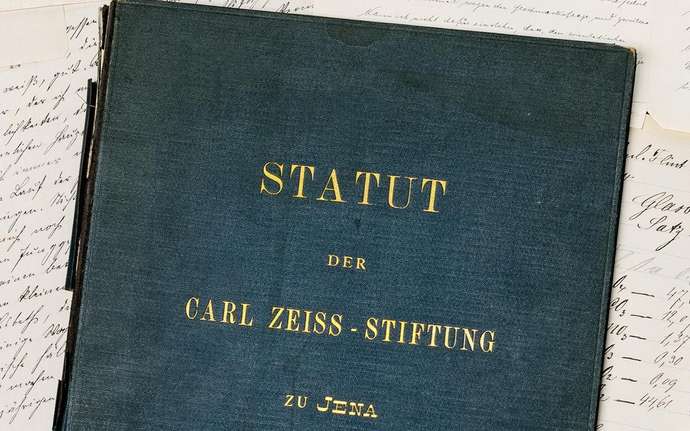 Vorderseite des Carl-Zeiss-Stiftungstatut 