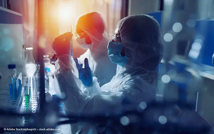 Wissenschaftlerin untersucht ein Reagenzglas in einem Labor
