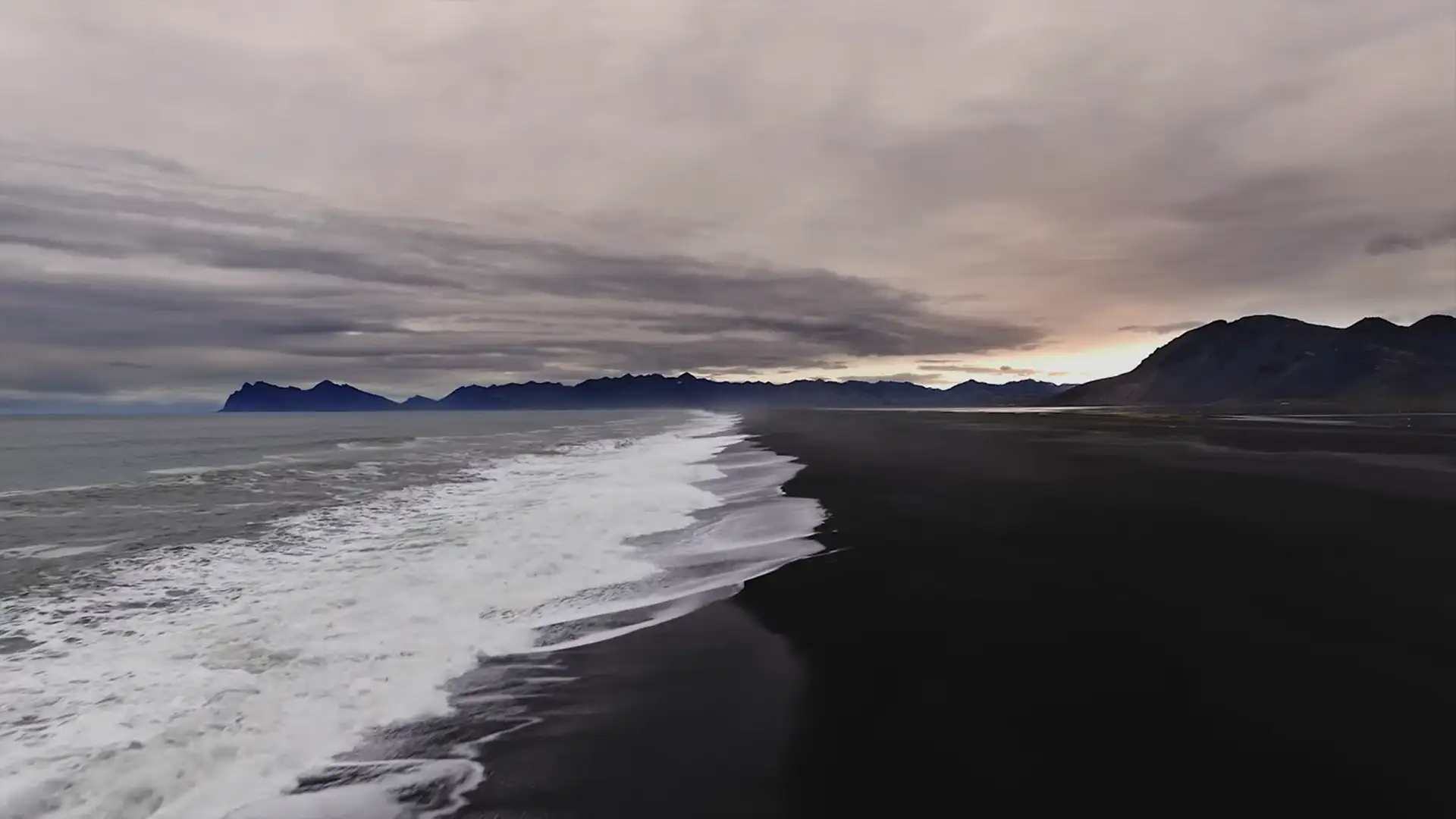 Vagues s'écrasant sur une plage au lever du soleil