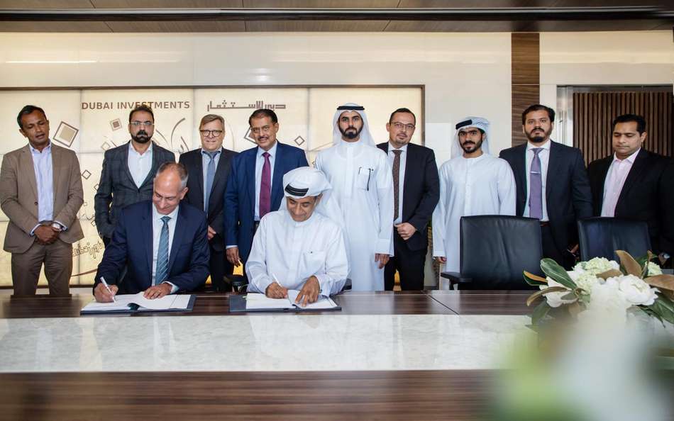 Business executives from Emirates Glass LLC and SCHOTT sign a deal to provide specialty glass to the Middle East
