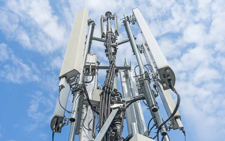 Series of high performance communication antennas on a mast