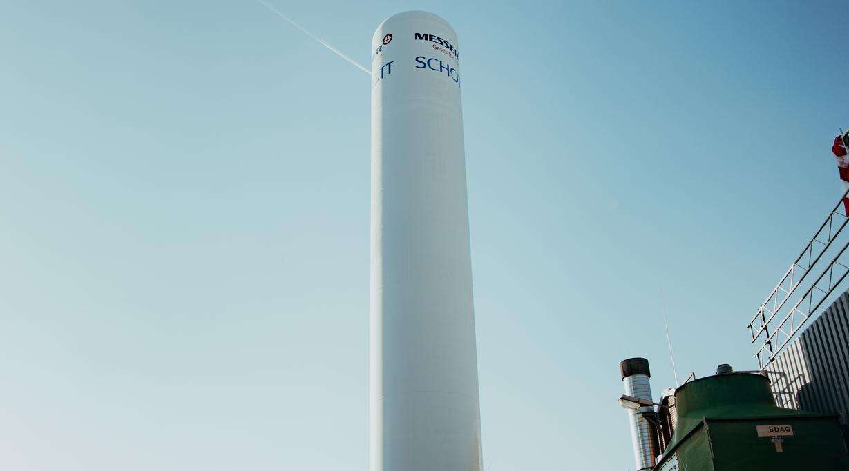 Hydrogen tank in front of a blue sky at the SCHOTT site in Mainz 