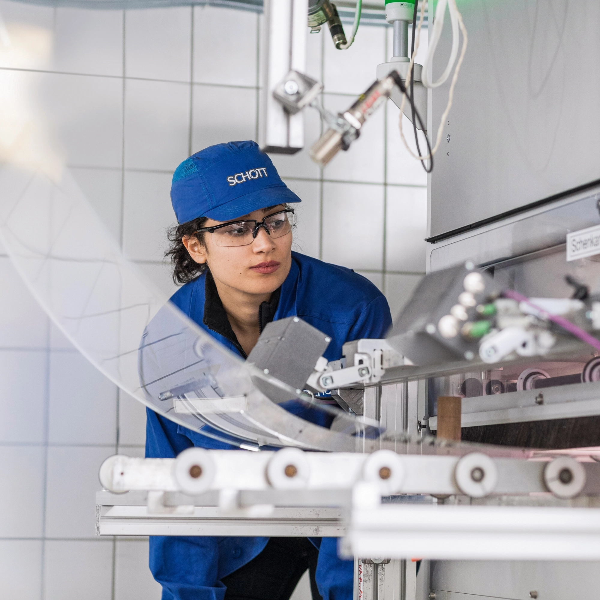 Junge Frau arbeitet an einer technischen Anlage