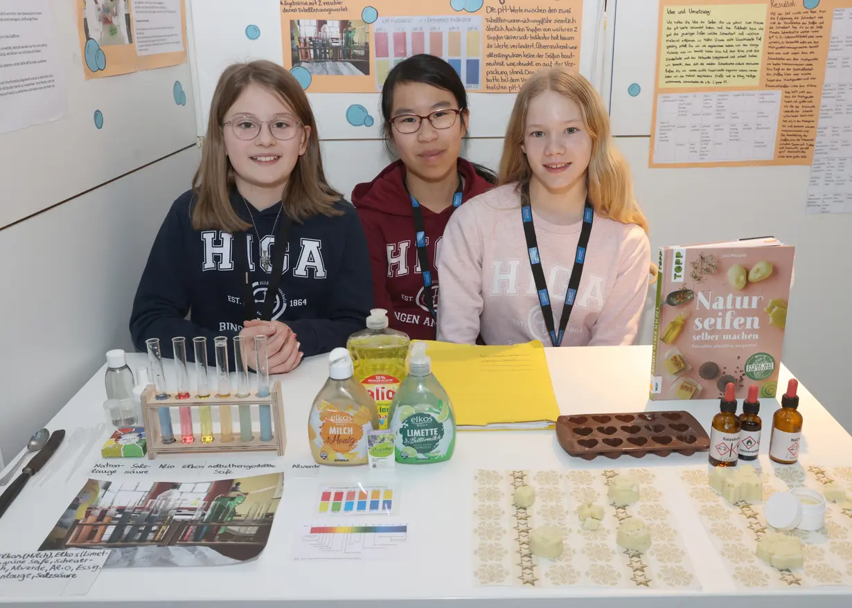 Drei Mädchen =Siegerinnen bei „Schüler experimentieren“ im Fachgebiet Chemie mit Reagenzgläsern.