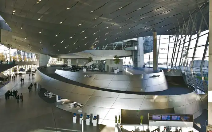 Vista interior del centro de comunicación BMW Welt en Múnich, Alemania