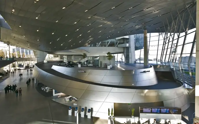 Vue de l’intérieur du centre de communication BMW Welt à Munich, en Allemagne