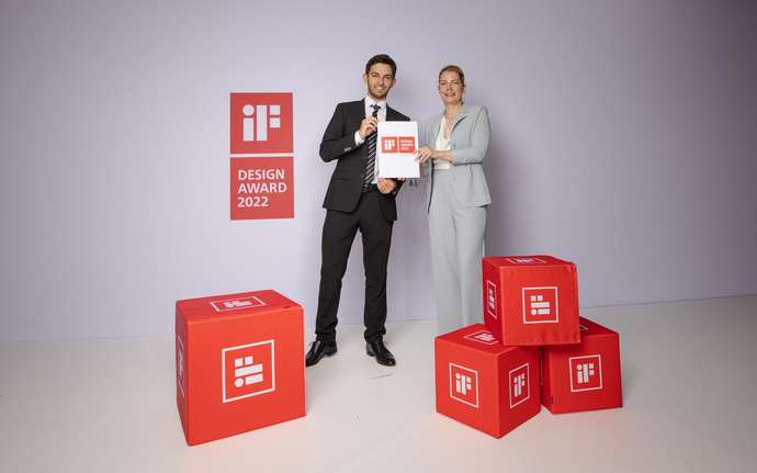 Frau und Mann mit IF Design Award 2022