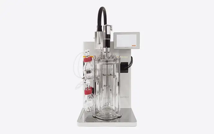 Tabletop bioreactor with spectrometer probe connected to Raman spectrometer