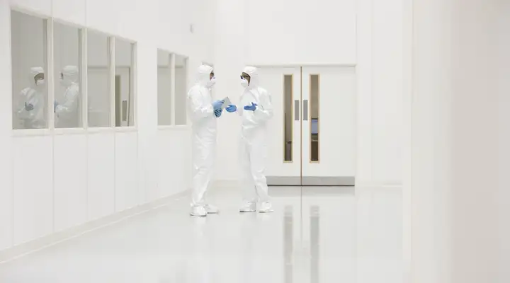 两名科学家在实验室